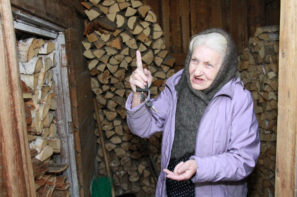 За зиму, по словам пенсионерки, на отопление у нее уходит две машины дров. Минимум. Фото: Константин Бобылев, "Глобус"