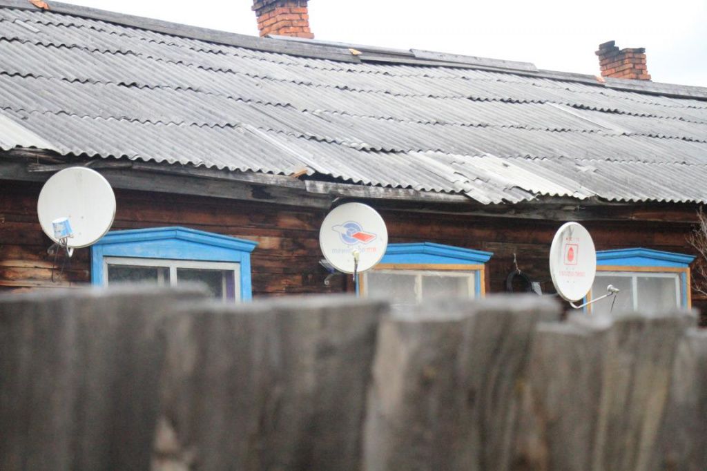 Со связью в Надымовке проблемы, поэтому многочисленные "тарелки" на домах не вызывают удивления. Фото: Константин Бобылев, "Глобус"