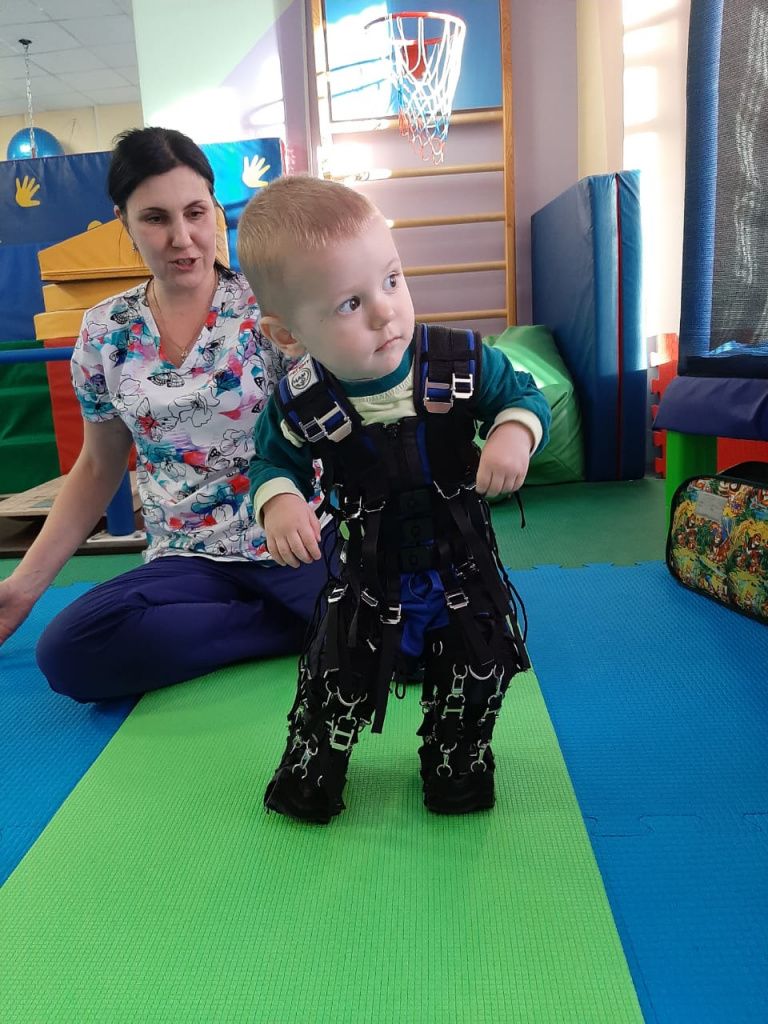 Два года маленький Даня ездит на реабилитации в разные клиники. На фото на малыше одет костюм аксиального нагружения "Регент". Фото предоставлено Аленой Роскош