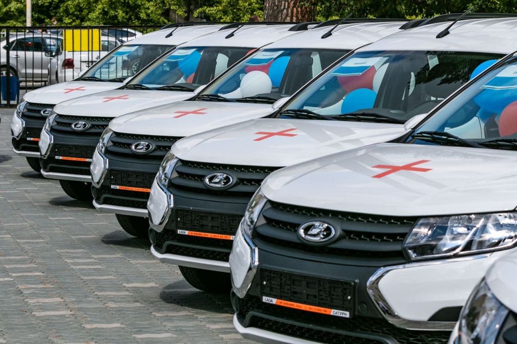 Семиместные машины — всего 48 LADA Largus — разъехались сегодня в 29 муниципалитетов области. Фото: Департамент информационной политики Свердловской области