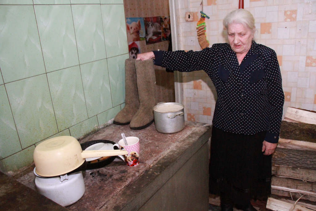 Валентина Ивановна - одиноко проживающая пенсионерка. Фото: Константин Бобылев, "Глобус"