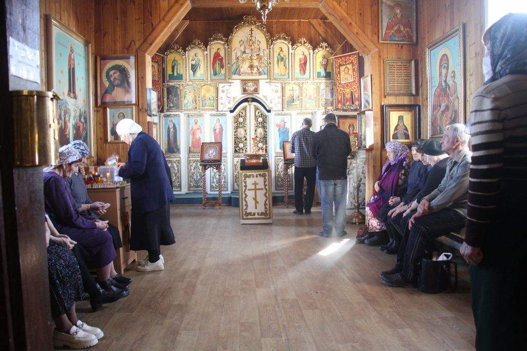 На службы ходят как молодые жители поселка, так и сосьвинцы преклонных лет. Фото: Константин Бобылев, "Глобус"