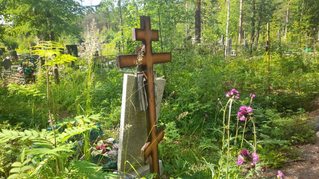 Иногда на кладбище можно увидеть, как могильный крест вкапывают в землю за установленным памятником. Фото: Андрей Гребенкин, «Глобус» Иногда на кладбище можно увидеть, как могильный крест вкапывают в землю за установленным памятником. Фото: Андрей Гребенкин, «Глобус»