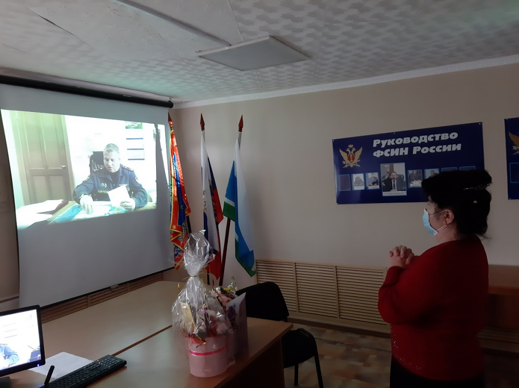 Ольгу Наумову поздравил Сергей Паньков. Фото: пресс-служба ГУФСИН России по Свердловской области