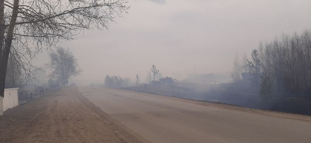 Во второй половине дня 26 апреля поселок Сосьва вновь начало заволакивать дымом. Фото: Мария Чекарова, "Глобус"