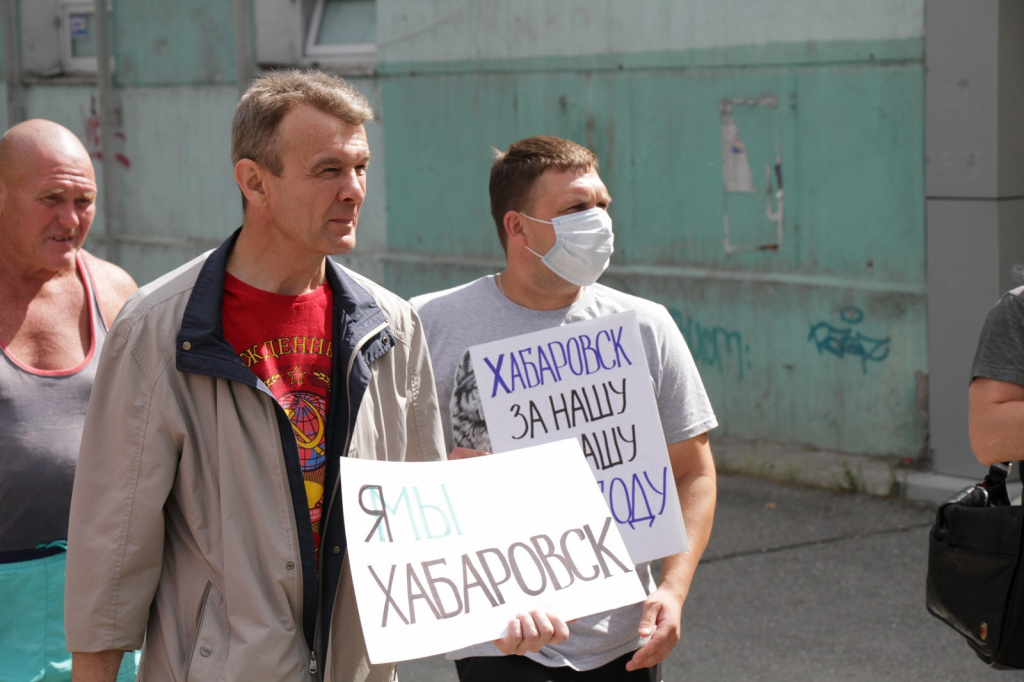 Люди с плакатами пошли гулять по центральной улице города. Фото: Константин Бобылев, "Глобус"