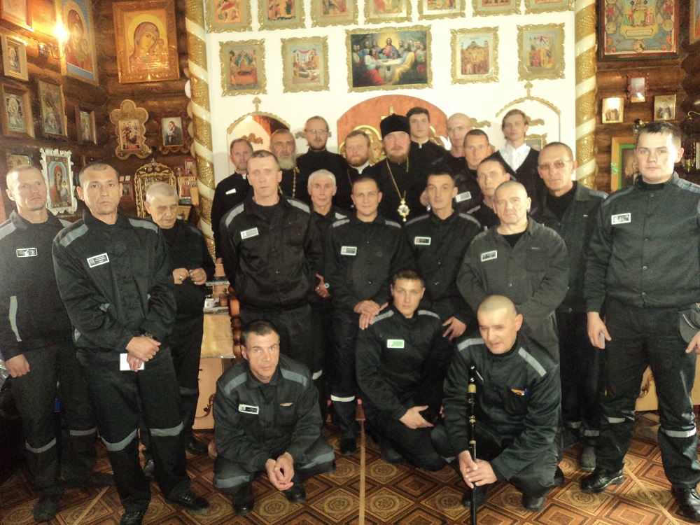 В конце владыка сфотографировался с причастившимися верующими. 
