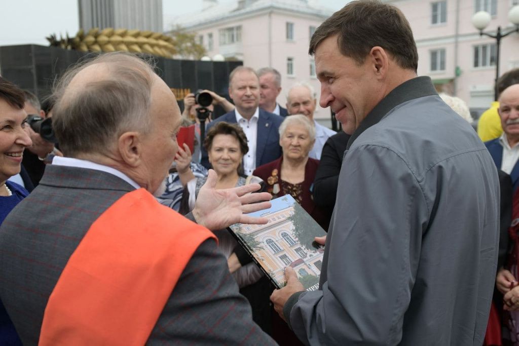 Евгений Куйвашев осмотрел в Ирбите несколько уникальных жилых многоквартирных домов-памятников. Фото: сайт све.рф
