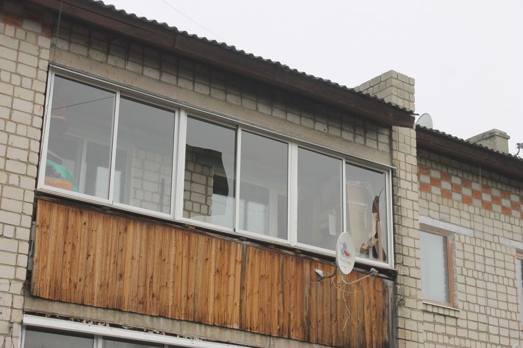 В целом квартира отца Сергия не пострадала от пожара. Единственное - треснули стекла в окнах. Фото: Мария Чекарова, "Глобус"