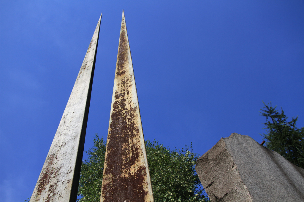 С годами состояние памятника становится хуже. Обнажая ржавый металл, сходит краска с металлических штыков, устремленных в небо. Фото: Константин Бобылев, “Глобус”