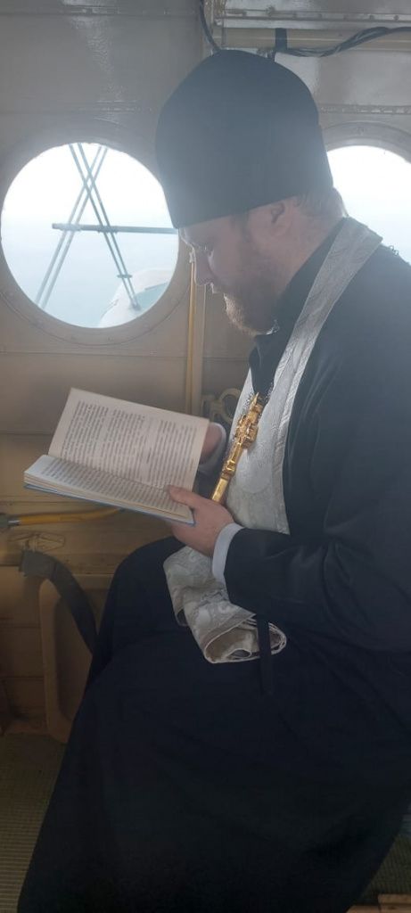 В течении часа самолет АН-2 летал над Сосьвинским городским округом. В это время отец Сергий читал молитвы. Фото: Наталья Слависнкая
