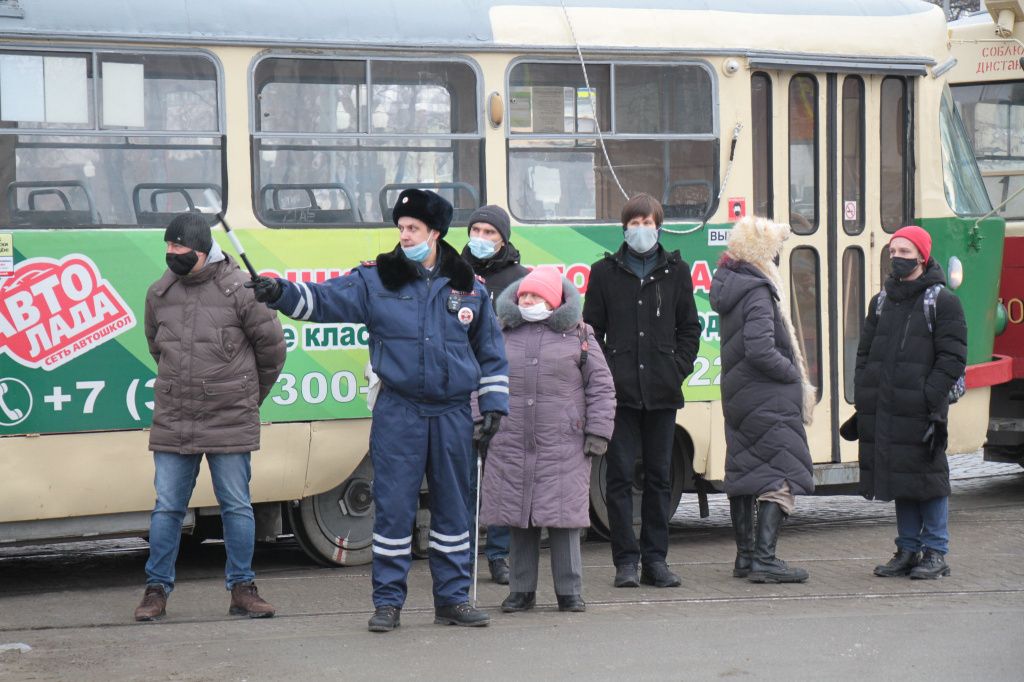 Сотрудники Госавтоинспекции вручную регулировали движение. Фото: Константин Бобылев, "Глобус"