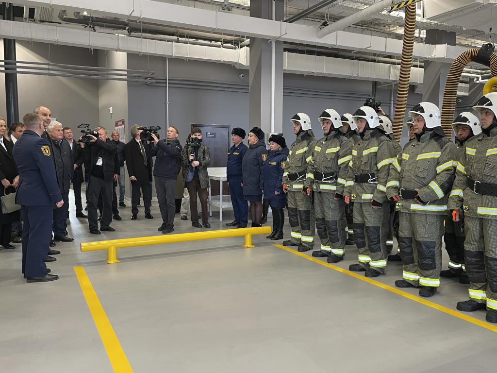Личный состав пожарной части ждал губернатора в гараже. Фото: Анна Куприянова, "Глобус" Личный состав пожарной части ждал губернатора в гараже. Фото: Анна Куприянова, "Глобус"
