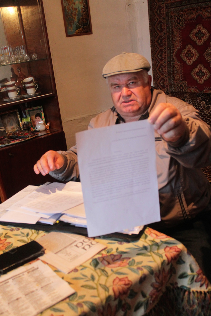 Александр Волгутов показывает копию заявления об уходе из Думы. Фото: Андрей Клеймёнов, "ВК-Медиа"