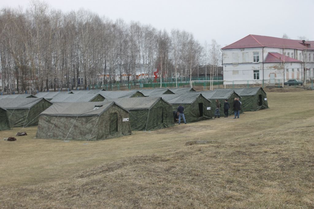 На стадионе РКСК организовали палаточный лагерь для погорельцев. Фото: Мария Чекарова, "Глобус"