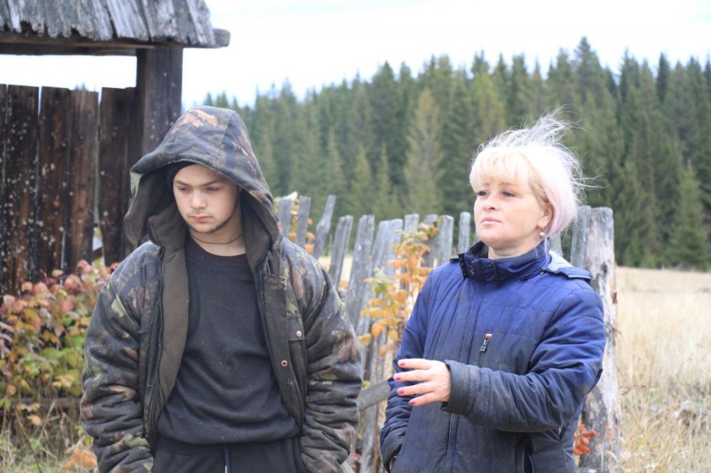 Юлия и один из ее сыновей. Они не верят в виновность своего родственника. Фото: Константин Бобылев, "Глобус"