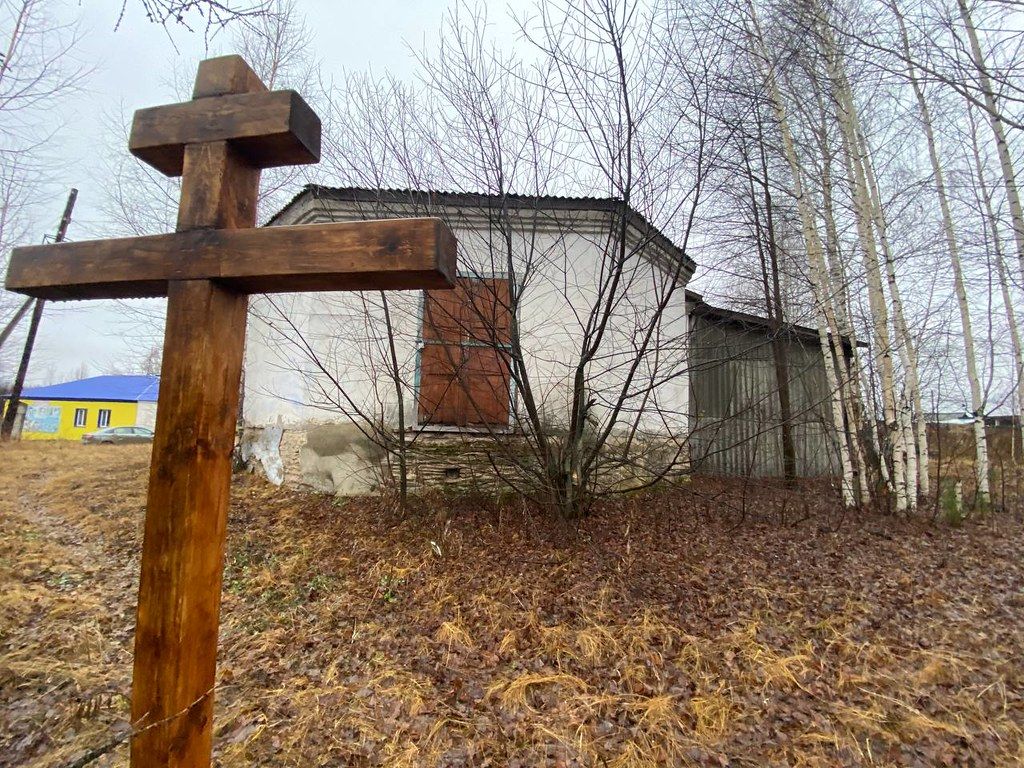 С восточной стороны здания Геннадий установил крест. Местные жители рассказывают, что на этом месте были похоронены священники. Фото: Ирина Смирнова, "Глобус"