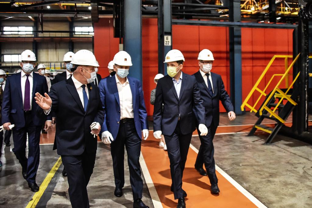 Перед церемонией подписания соглашения Евгений Куйвашев вместе с Дмитрием Пумпянским осмотрели финишный центр по производству нефтяных труб. Фото с сайта све.рф