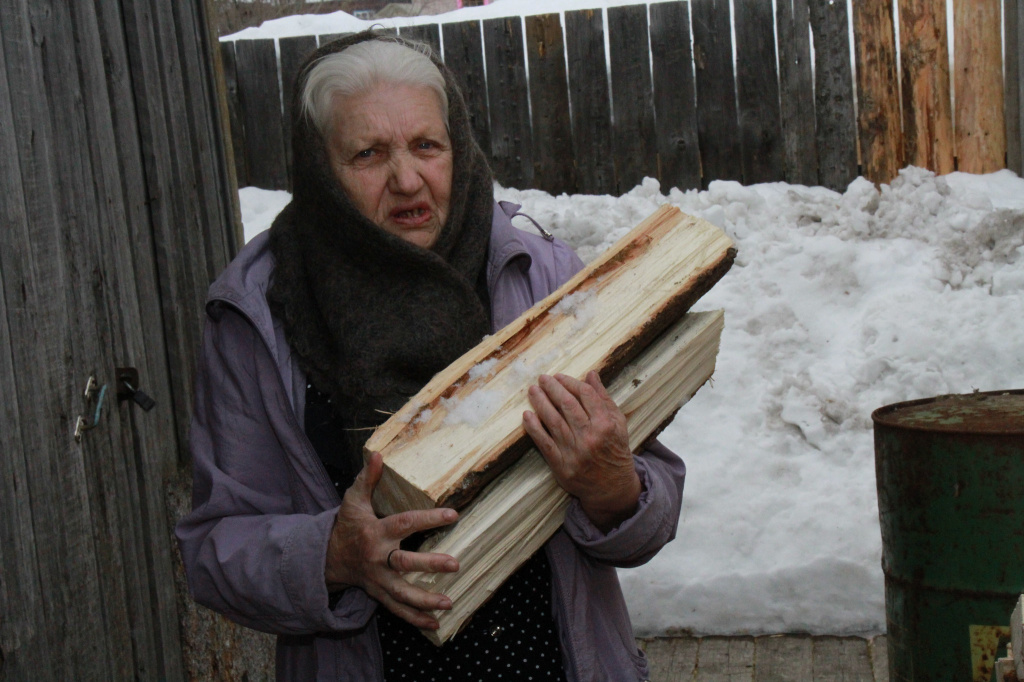 Ежедневно Валентина Казанцева носит дрова из сарая в квартиру. Пенсионерка живет на втором этаже. Фото: Константин Бобылев, "Глобус"