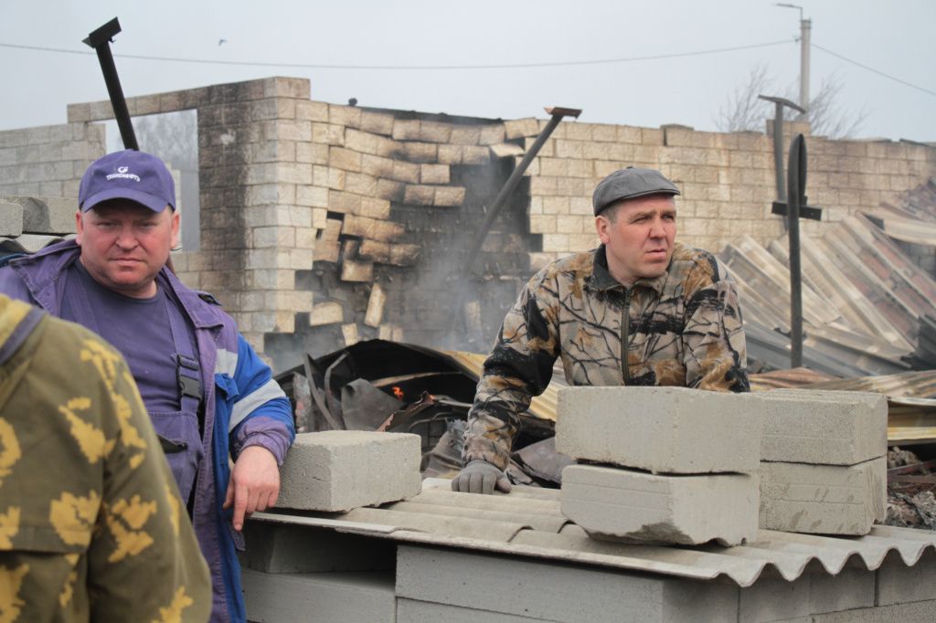 У Максима Мурашова (справа) четыре года назад сгорел дом. В 2023 году он почти отстроил новый дом, оставалось только положить крышу. Фото: Константин Бобылев, "Глобус"