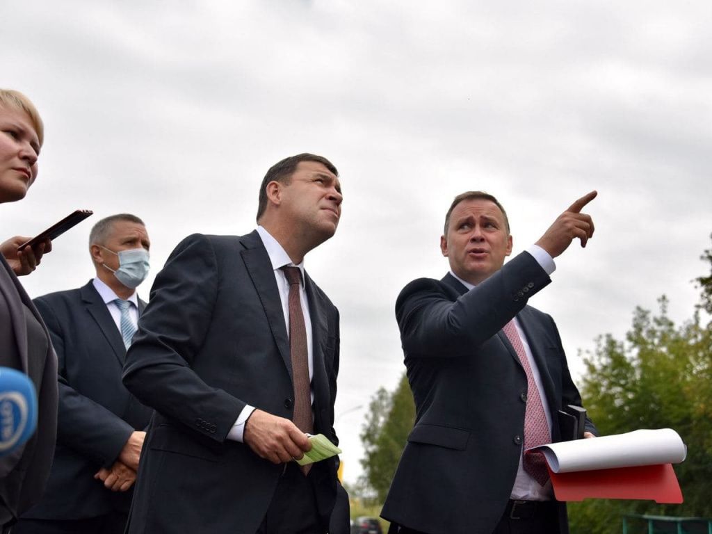 Во время визита в Нижний Тагил глава региона осмотрел городские стройки и передал поступившие ему обращения от тагильчан в работу главе муниципалитета Владиславу Пинаеву. Это еще один «взрывпакет» с перечнем поручений по развитию города. Фото: сайт све.рф