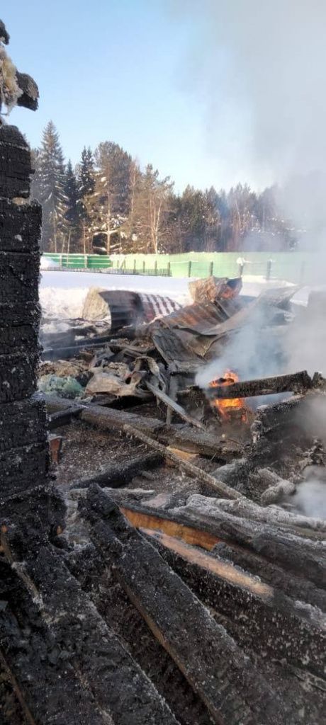 По словам хозяйки дома Анны Рублевой, пепелище по сей день продолжает тлеть. Фото предоставлено читателями "Глобуса" Фото предоставлено читателями "Глобуса"