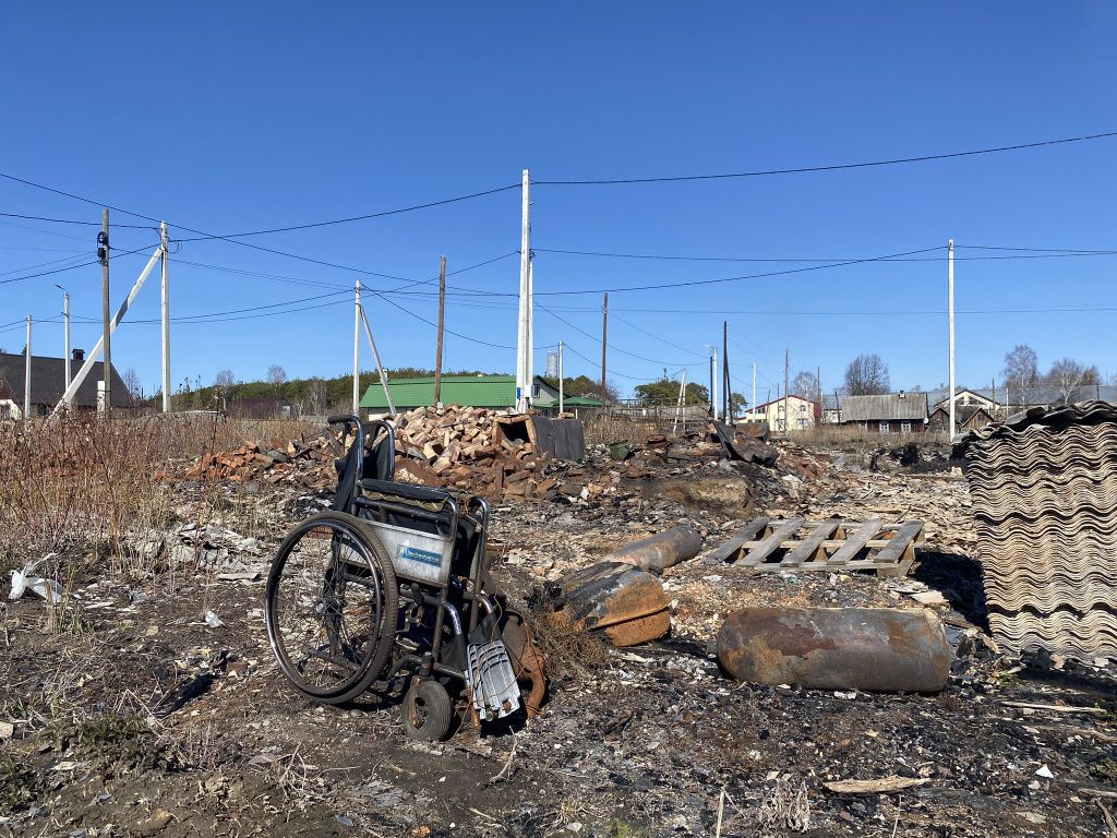 На некоторых участках до сих пор остается невывезенно сгоревшее имущество. Фото: Анна Куприянова, "Глобус"
