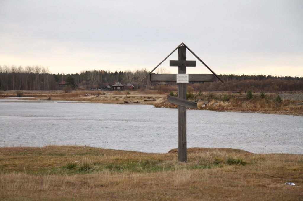 На высоком правом берегу Сосьвы около висячего моста установлен памятный крест в честь крещения местных вогулов. Фото: Константин Бобылев, "Глобус"