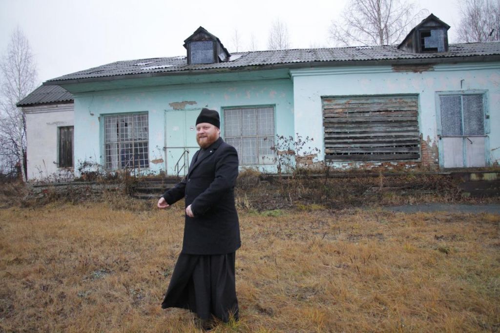 Отец Сергий проводит службы в этом здании. Фото: Константин Бобылев, "Глобус"