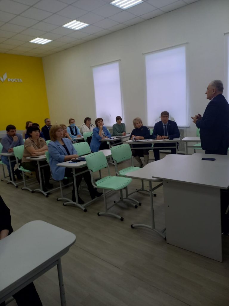 Рабочий визит Юрия Биктуганова продолжился в школе №4. Фото: Юрий Колесниченко