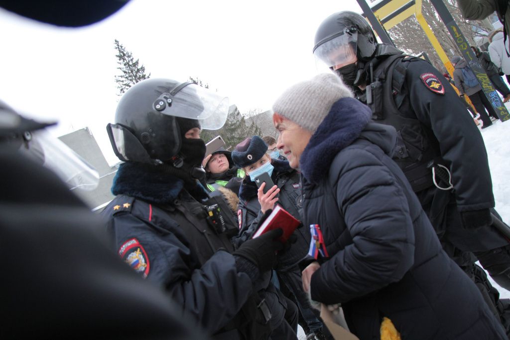Полицейский проверяет документы у Надежды Александровны. Фото: Константин Бобылев, "Глобус"