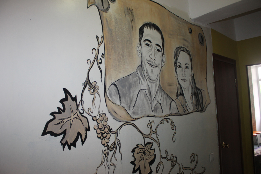 На стене художница нарисовала Екатерину с погибшим мужем. Фото: Мария Чекарова, "Глобус"