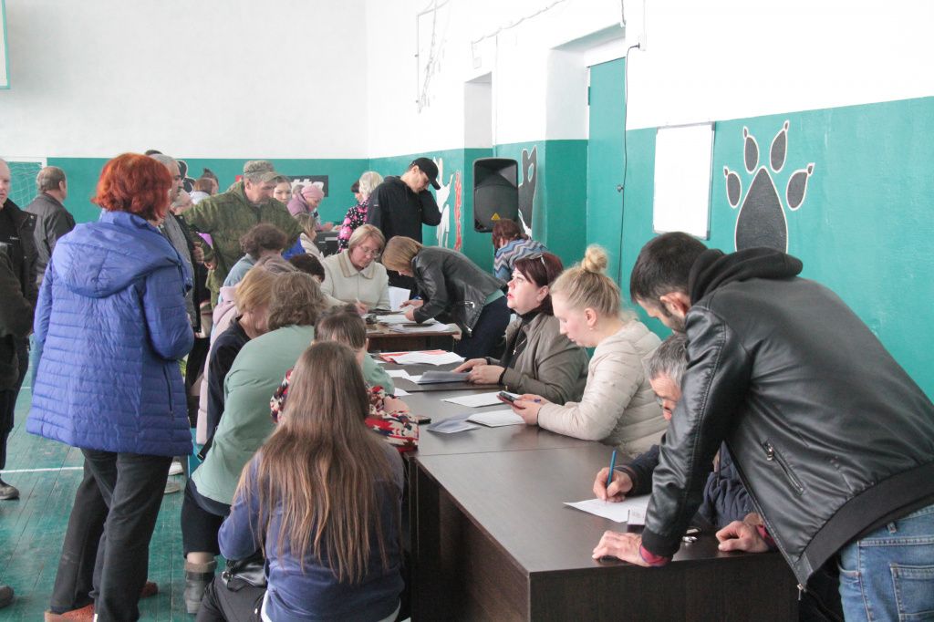 В спортивном зале РКСК был организован прием заявлений от погорельцев на получение единоразовой выплаты. Фото: Константин Бобылев, "Глобус"