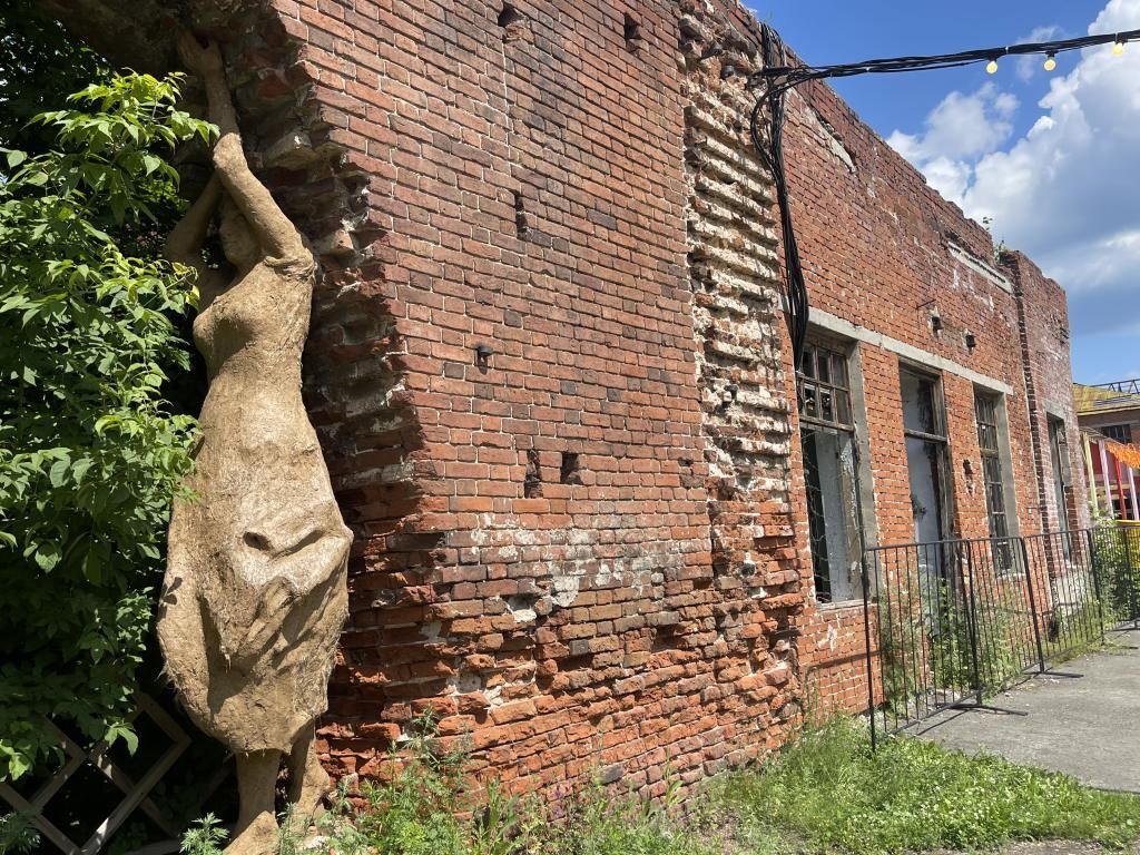 Скульптура создана из глины и соломы. Фото: Анна Куприянова, "Глобус"