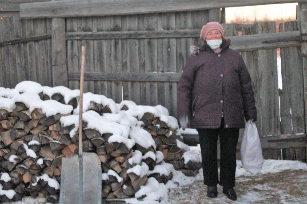 Галина Казанцева: “Люди помогли, милосердие проявили к такому немощному человеку”. Фото: Андрей Клейменов, “Глобус”