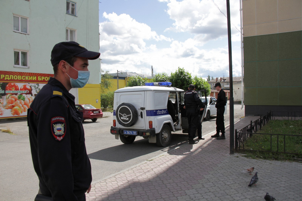 К гуляющим приехала полиция. Фото: Константин Бобылев, "Глобус"