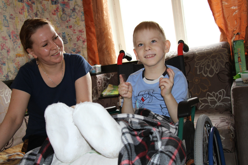 Так как ноги Тимофея в гипсе, ему выдали на прокат коляску. Фото: Константин Бобылев, "Глобус"