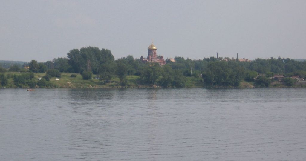 Вид со стороны городского Нижнетагильского пруда на Крестовоздвиженский храм. Справа от него стоит небольшая Скорбященская церковь женского монастыря. Фото из архива Андрея Гребенкина, «Глобус»