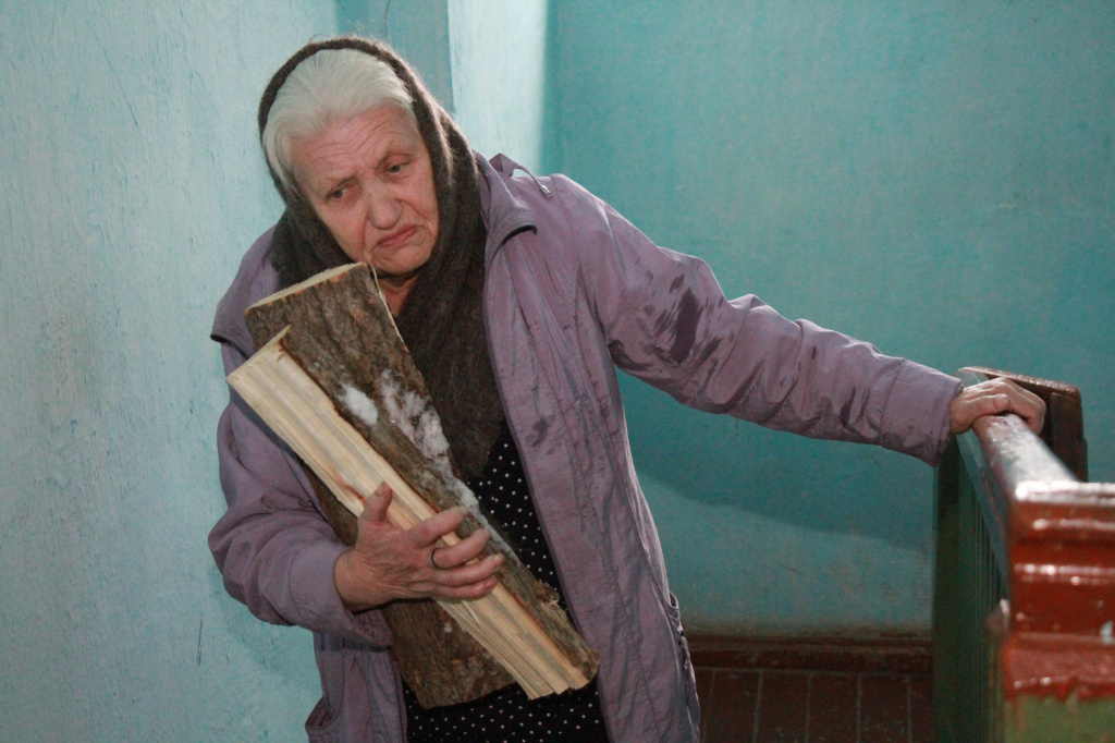 Дрова в квартиру дома с централизованным отоплением пенсионерка таскает уже две зимы. Фото: Константин Бобылев, "Глобус"