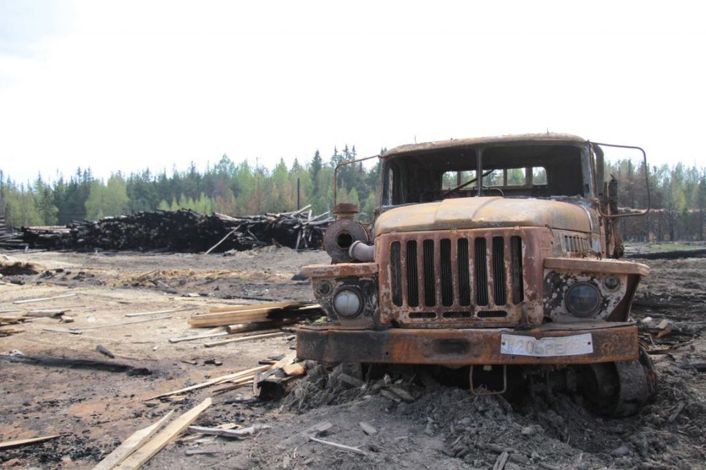 Все что осталось от деревообрабатывающего предприятия в районе очага возгорания. Фото: Константин Бобылев, "Глобус"