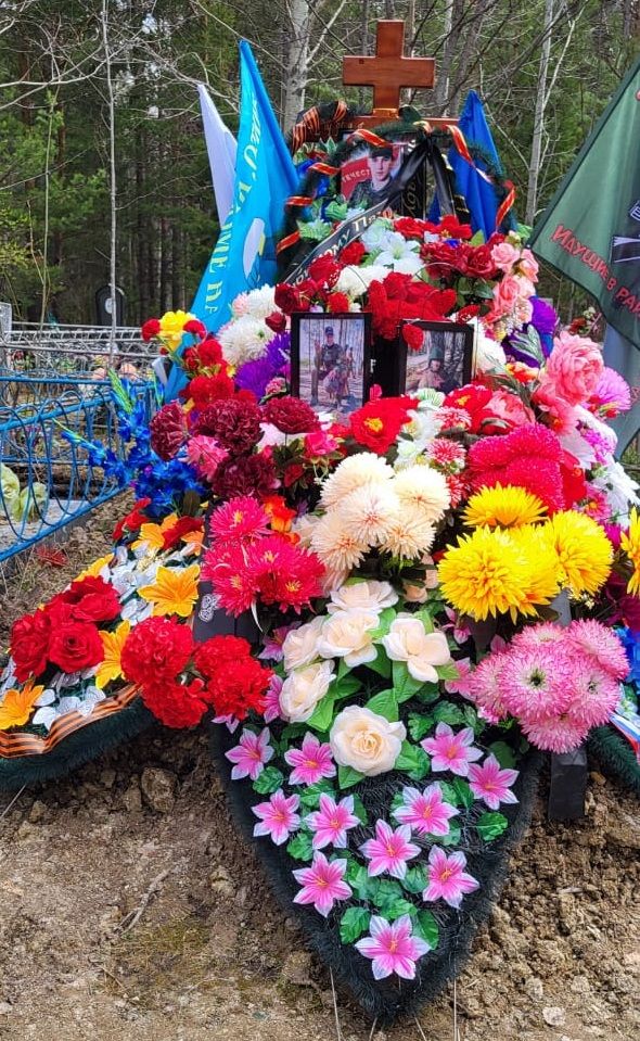 Павла предали земле рядом с могилами его мамы и деда. На прощание пришло несколько сотен человек. Фото: Светлана Зыбина Павла предали земле рядом с могилами его мамы и деда. На прощание пришло несколько сотен человек. Фото: Светалан Зыбина
