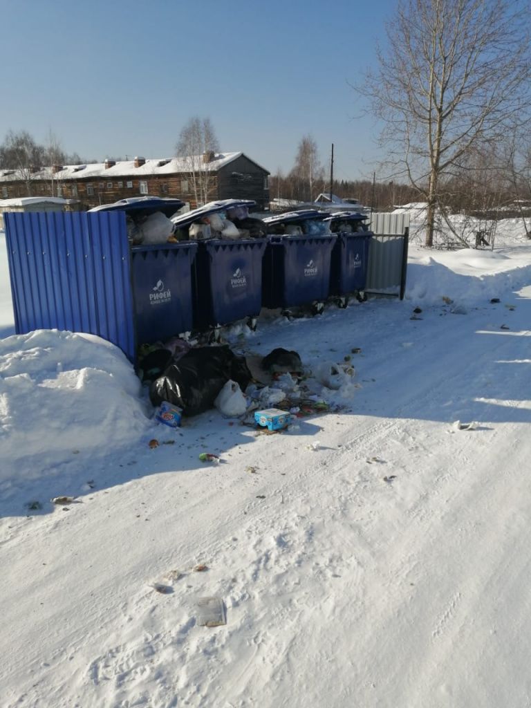 В начале 2021 года жители Сосьвы жаловались на завалы мусора на контейнерных площадках Виктору Мельникову. Фото предоставлено Виктором Мельниковым 