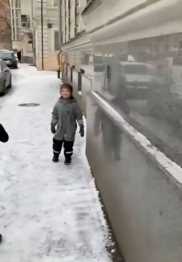 Сын Сергея Смирнова смотрит, как полицейские задерживают его отца. Фото: телеграм-канал ВЛагерь