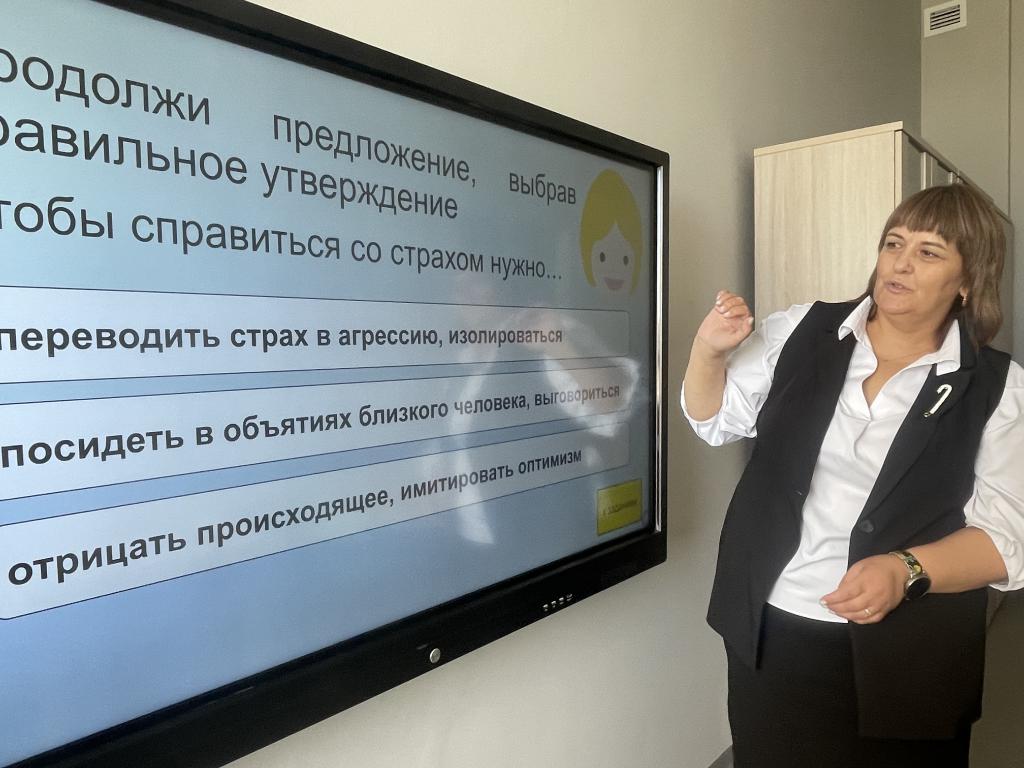 Елена Бондырева отметила, что в кабинете психолога будут проходить индивидуальные и групповые занятия. Фото: Анна Куприянова, "Глобус"