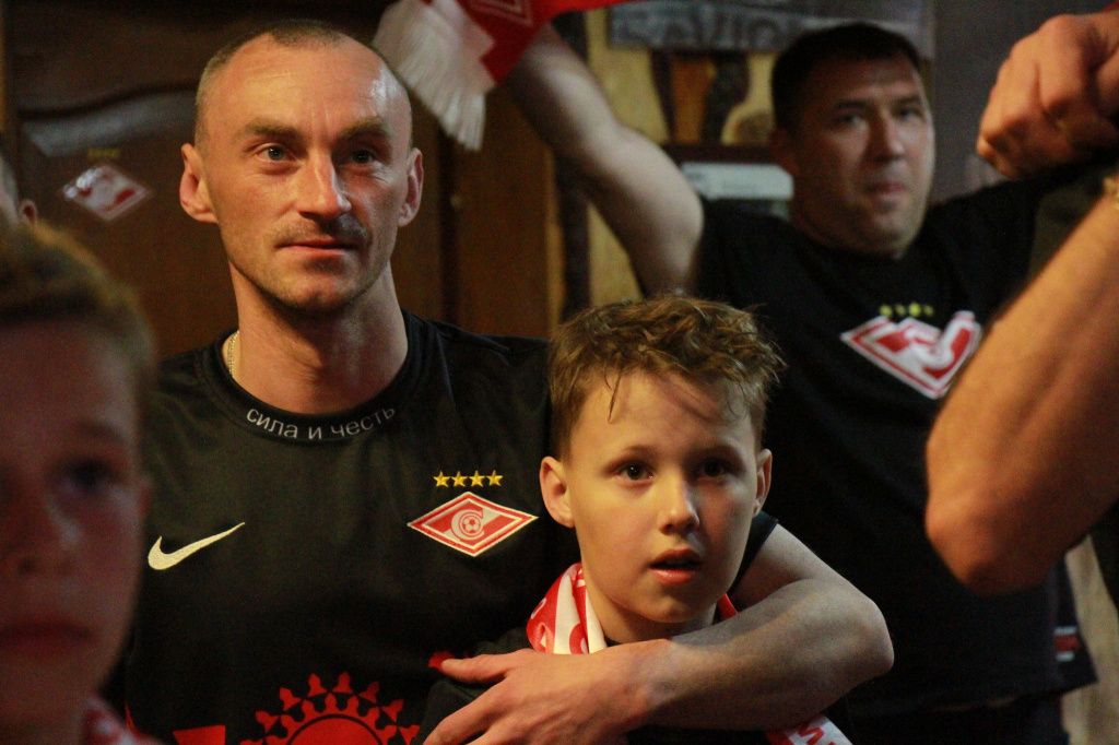 Многим из членом фан-клуба "Серов Красно - Белый" страсть к футболу привили отцы. Фото: Константин Бобылев, "Глобус"