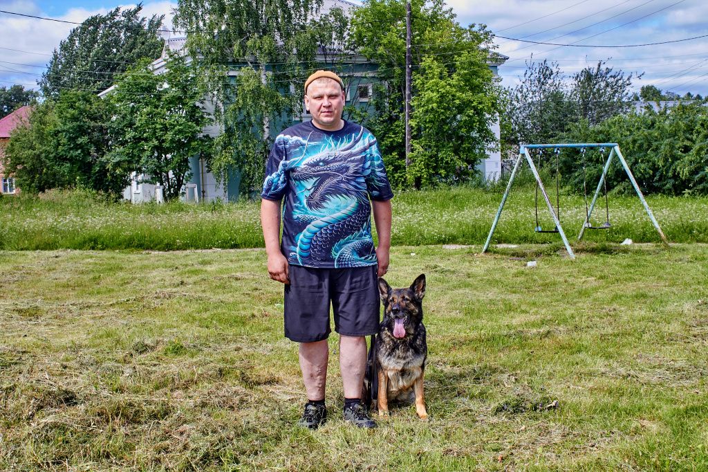 «Воспитание собаки сравнимо с творчеством скульптора. Лепишь, вкладываешь душу. Получаешь друга рядом. А когда собака еще и людей находит — радость вдвойне», — говорит Василий. Фото: Вадим Аминов, «Вечерний Краснотурьинск» «Воспитание собаки сравнимо с творчеством скульптора. Лепишь, вкладываешь душу. Получаешь друга рядом. А когда собака еще и людей находит — радость вдвойне», — говорит Василий. Фото: Вадим Аминов, «Вечерний Краснотурьинск»