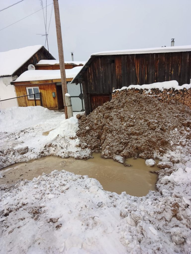 Последствия зимнего потопа возле дома Романовых. Фото: Татьяна Романова