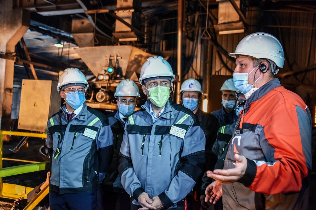 Главе региона презентовано вновь открывшееся производство завода «РУСАЛ Кремний-Урал». К работе площадка вернулась после ввода экологичной газоочистной установки, улавливающей 99% загрязнений. Фото с сайта сев.рф, Полины Зиновьевой. 