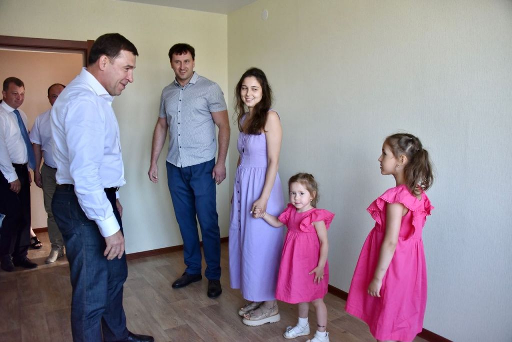 В числе будущих новоселов – врач Кирилл Петрушечкин с детьми и супругой Евгенией. Фото: Департамент информационной политики Свердловской области