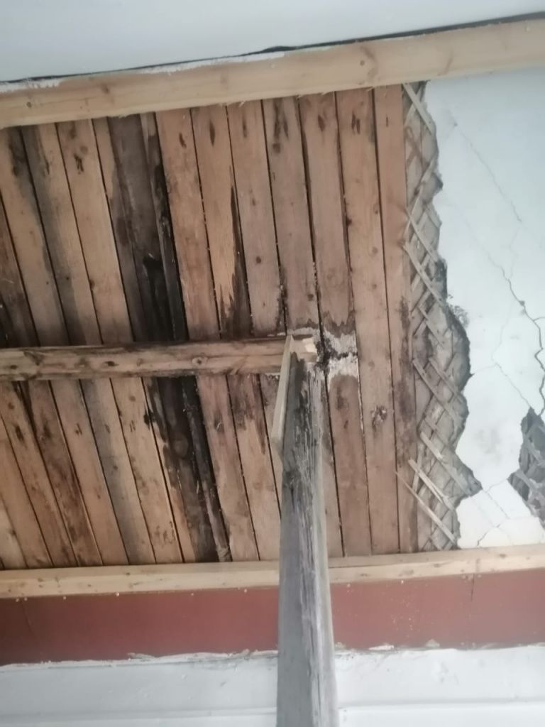 С потолка в подъезде осыпалась штукатурка. Фото предоставлено Анастасией